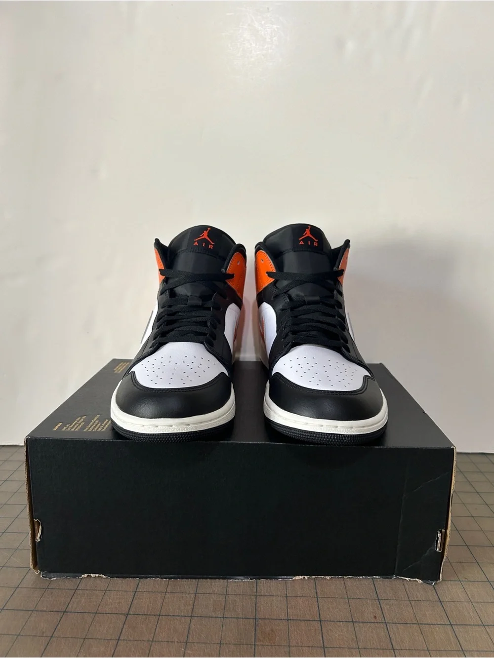 Jordan 1 Mid ‘Black Toe Starfish’